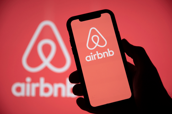 Airbnb là gì? Mô hình hoạt động và các dịch vụ cho thuê nhà 10 AirBnB large translation contract to Translated.com 1 Tháng 10 2025