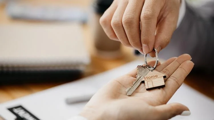 Bàn giao chìa khóa là một trong những bước quan trọng khi thanh lý hợp đồng thuê nhà