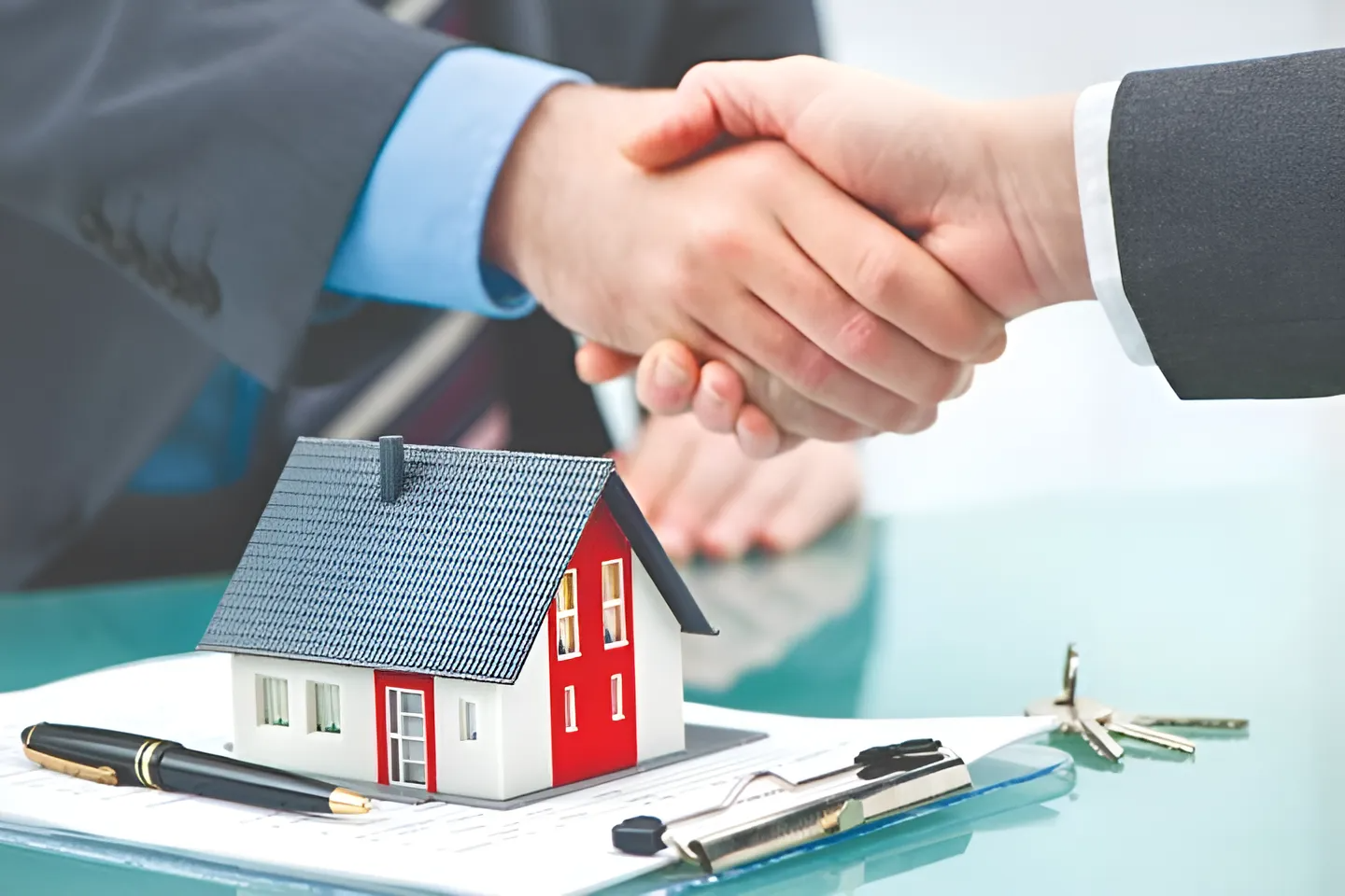 Quy trình đàm phán và ký kết hợp đồng thuê căn hộ cần được thực hiện chuyên nghiệp, đảm bảo quyền lợi cho cả hai bên.