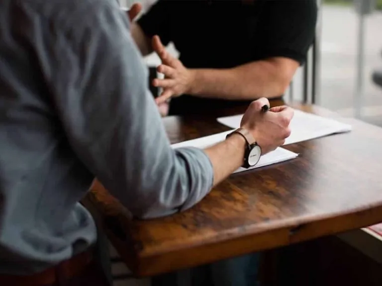 Thái độ chuyên nghiệp và kỹ năng giao tiếp tốt là yếu tố quan trọng quyết định thành công trong đàm phán giá thuê.