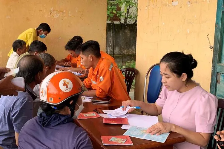 Thu tiền điện và giải đáp thắc mắc cho khách hàng