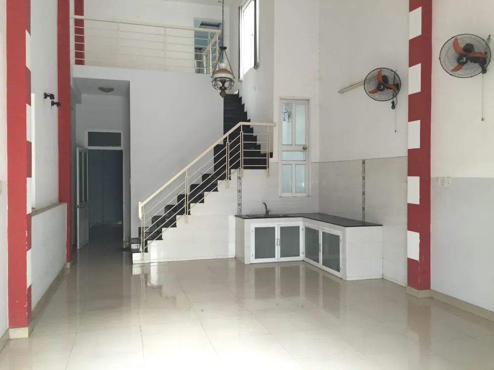 Hình ảnh không gian nhà riêng rộng rãi, có gác lửng minh họa cho đặc điểm không gian linh hoạt của nhà riêng