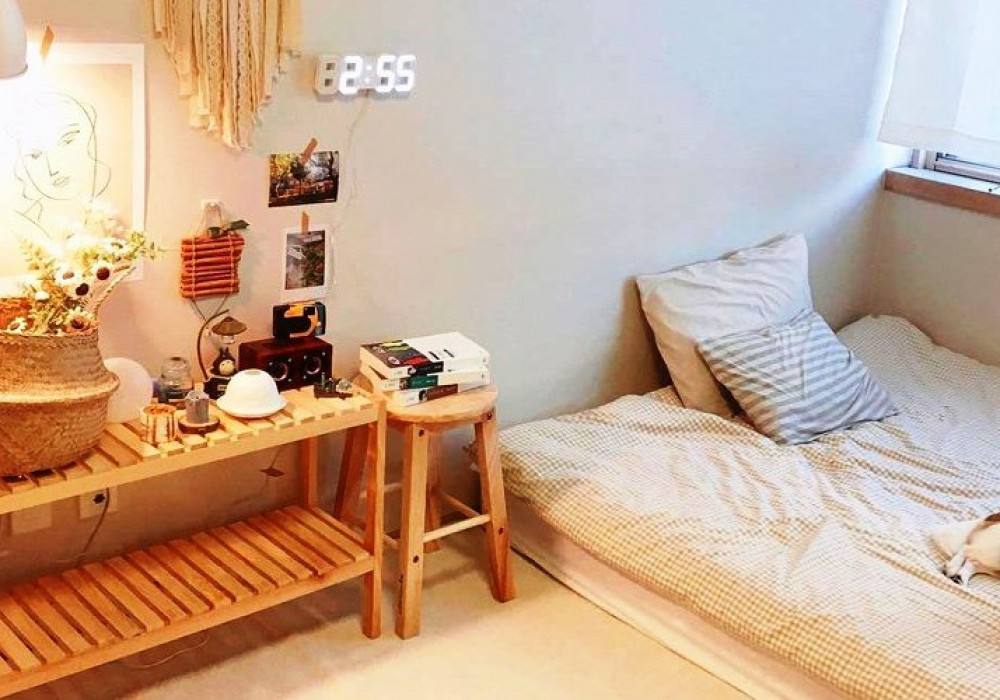 Ví dụ về trang trí phòng ngủ với đồ nội thất di động và decor không cần khoan tường