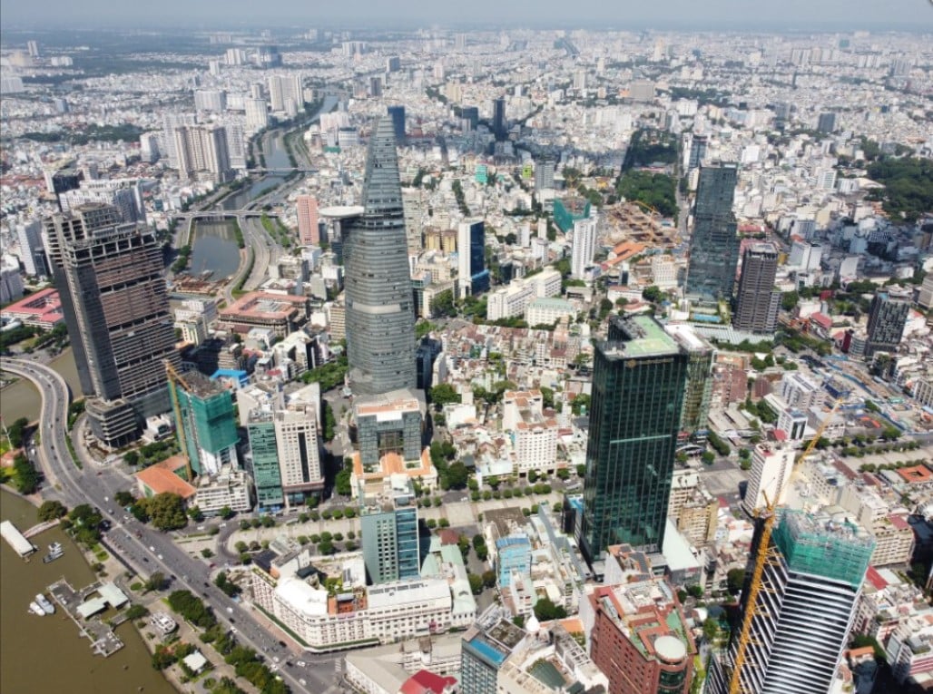 Khu vực trung tâm với nhiều tòa nhà cao tầng và chung cư hiện đại, phản ánh mức độ phát triển của thị trường căn hộ