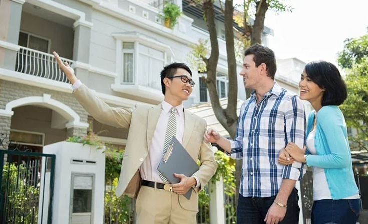 Chuyên viên tư vấn giới thiệu các lựa chọn nhà ở phù hợp với gia đình chuyên gia nước ngoài