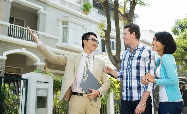 Chuyên viên tư vấn giới thiệu các lựa chọn nhà ở phù hợp với gia đình chuyên gia nước ngoài