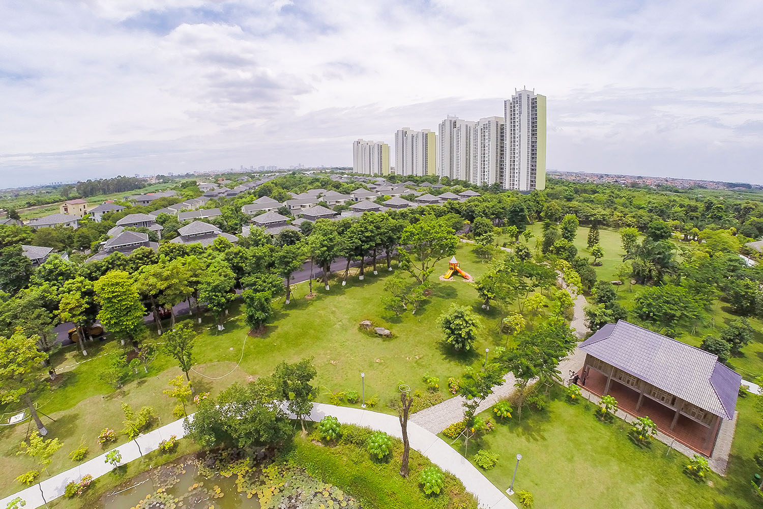 Khu đô thị ngoại ô hiện đại với không gian xanh rộng lớn, môi trường sống lý tưởng cho gia đình trẻ