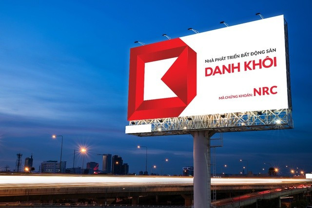 Biển quảng cáo Danh Khôi trên đường cao tốc