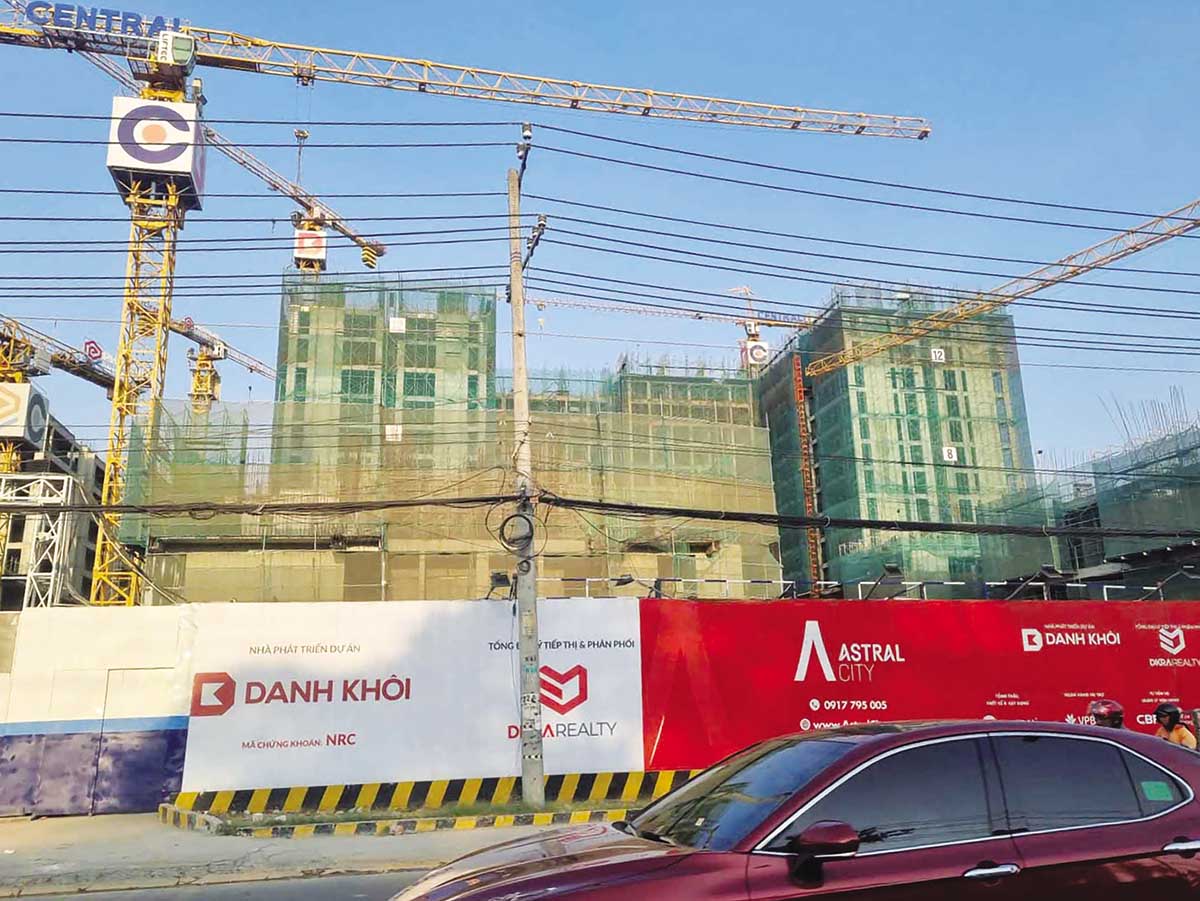Công trình đang xây dựng với logo Danh Khôi và Astral City
