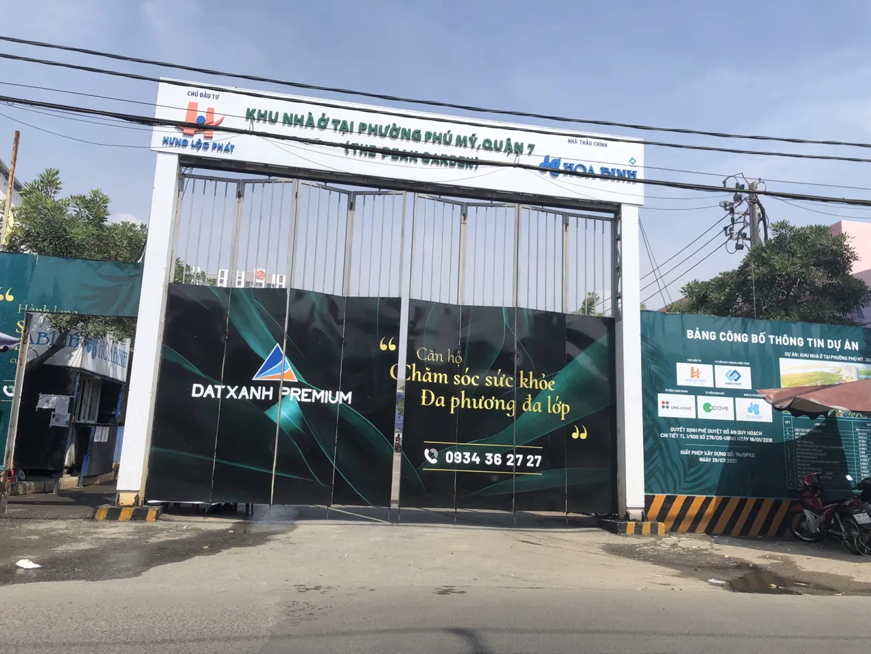 Showroom và cổng chào dự án với thương hiệu Đất Xanh Premium - đối tác phân phối chính của Hưng Lộc Phát tại khu nhà ở Phú Mỹ, Quận 7
