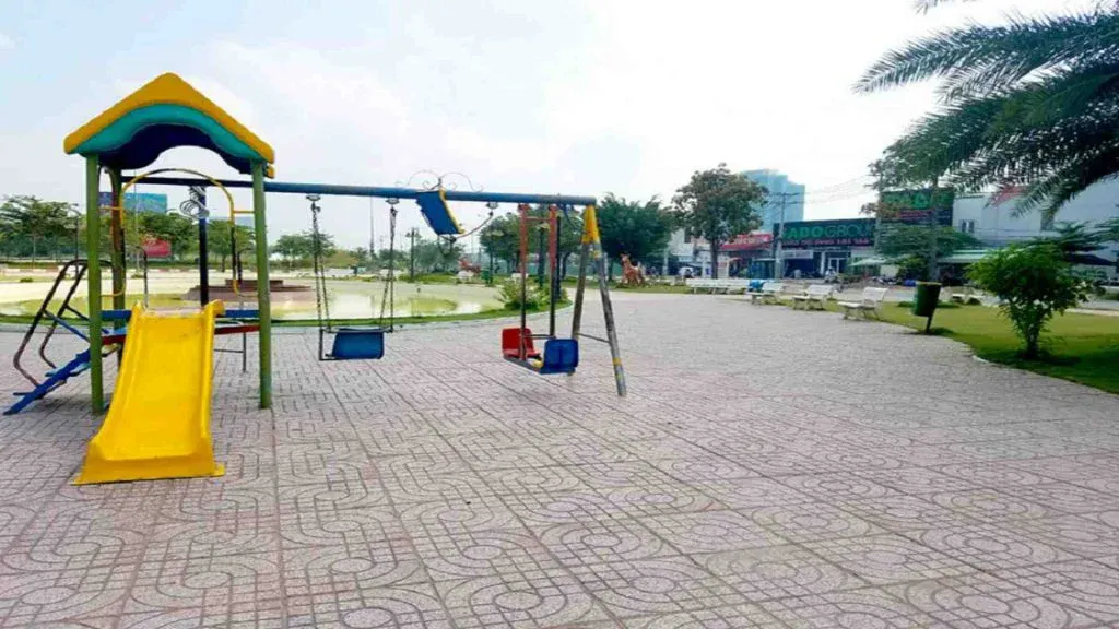 Sân chơi trẻ em được thiết kế an toàn với các thiết bị vui chơi đa dạng, nằm trong khu công viên nội bộ của dự án