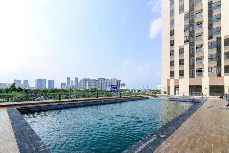 Hồ bơi tràn 500m² tại tầng 2 với tầm nhìn panorama ra toàn khu vực Thủ Thiêm, một trong những tiện ích nổi bật của dự án