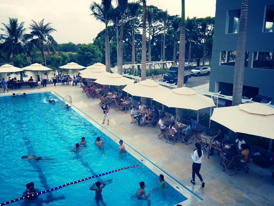 CĂN HỘ CHUNG CƯ HOMYLAND 2 14 Hồ bơi Homyland 2 với tầm nhìn cảnh quan thư giãn