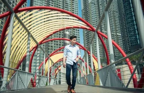 ảnh check in Vinhomes Bình Thạnh đường dạo dài với mái vòm đỏ nổi bật, người đi bộ phía xa tạo chiều sâu cho khung hình, không gian thoáng đãng rất dễ chịu