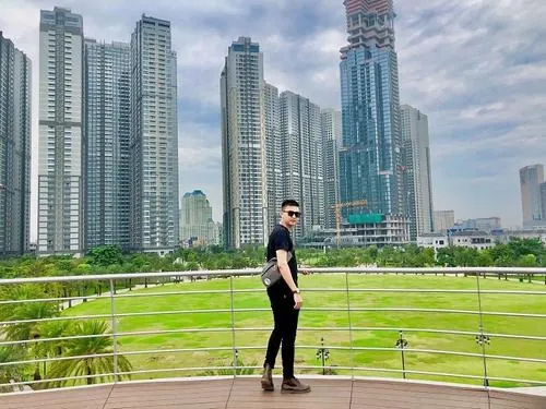 Góc chụp gần cầu vòm với kết cấu kim loại đan xen, ánh sáng lọt qua tạo hiệu ứng bóng đổ thú vị, mang lại cảm giác hiện đại trong khu công viên ven sông luxury