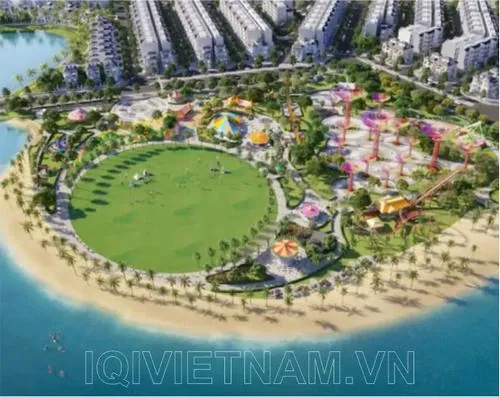 ảnh dã ngoại Vinhomes Central Park bãi cỏ rộng với nhiều nhóm người tụ tập thư giãn, bố cục mở và ánh sáng tự nhiên giúp bức ảnh mang vibe nhẹ nhàng
