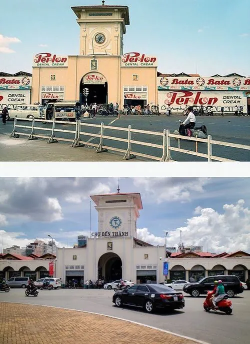 ảnh khu chợ trung tâm góc rộng bắt trọn tháp đồng hồ và mặt tiền vàng ấm, xe cộ lướt ngang tạo cảm giác biểu tượng Sài Gòn vừa cổ kính vừa sang trọng giữa nắng nhẹ