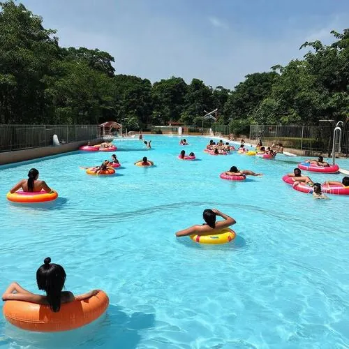 Một hồ bơi yên tĩnh hơn với vài người thư giãn trên phao, nước trong xanh mang lại cảm giác nhẹ nhàng trong khu du lịch Đầm Sen Water Park