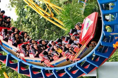 Khung cảnh công viên nước Đầm Sen nhìn nghiêng máng trượt cong dài, đông người xếp hàng chờ lượt trong thiên đường giải trí Quận 11 nhộn nhịp