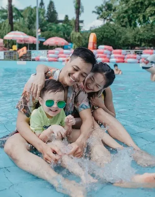 Một gia đình nhỏ ôm nhau trên phao tròn, vừa trôi vừa cười giữa dòng nước nhẹ, tạo cảm giác gần gũi trong khu du lịch Đầm Sen Water Park