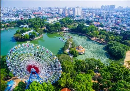 Góc nhìn tại công viên nước Đầm Sen từ trên cao cho thấy toàn khu hồ xanh ngọc rộng lớn, xen giữa cây xanh tạo cảm giác thoáng đãng và đẹp mắt