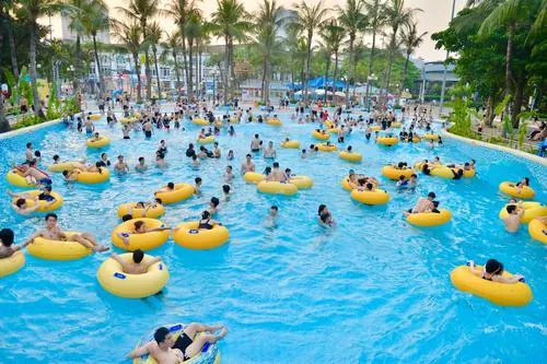 Hồ rộng với hàng trăm người ngồi phao vàng nổi bật, không khí sôi động như bãi biển thu nhỏ giữa khu vui chơi dưới nước Đầm Sen