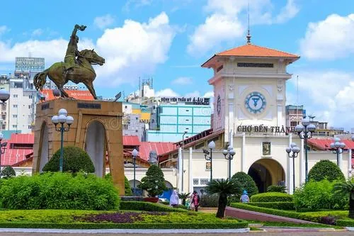 Bên trong khu ẩm thực, khói bốc lên từ nồi nước dùng, khách ngồi san sát nhau trên ghế thấp tạo nên không khí rất đời thường