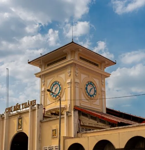 Buổi tối muộn, vài quầy đã đóng cửa, ánh đèn còn lại hắt xuống nền gạch tạo nên khoảng lặng hiếm hoi trong ngày