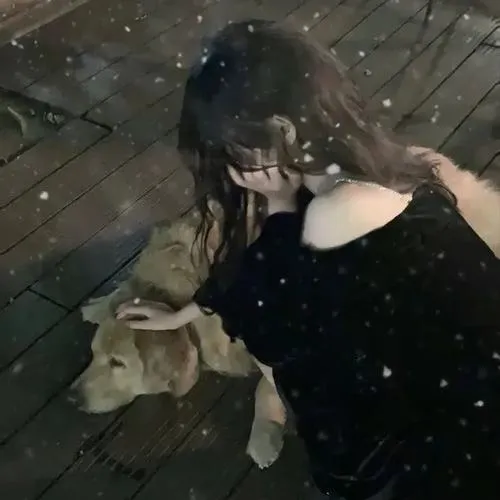 Hot girl mặc váy trắng đứng bên bờ biển cầm máy ảnh che mặt, tóc dài bay trong gió, nền biển rộng thoáng đãng tinh nghịch.