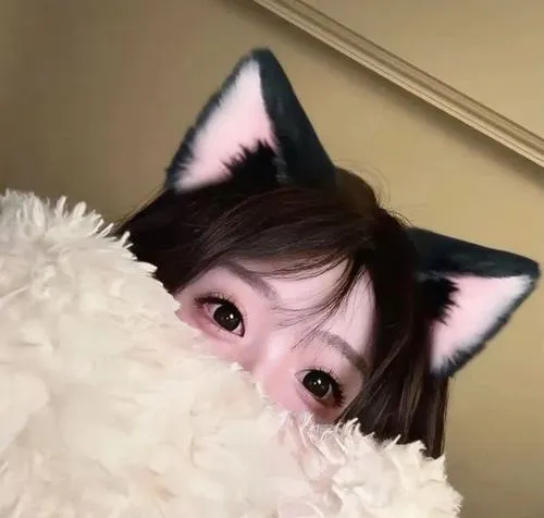 Gái xinh chụp ngoài phố đêm mặc váy trắng cầm ô che một phần mặt, tóc dài óng ả dưới ánh đèn đường, không khí lãng mạn.