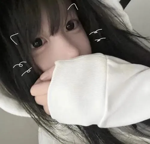 Thiếu nữ che miệng bằng khăn đỏ, tóc đen dài với nơ đỏ, áo trắng bên ngoài đường phố đêm.