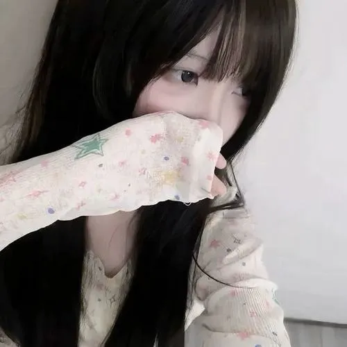 Hot girl ngồi khoanh tay ôm gấu bông trắng che nửa mặt, mái tóc đen thẳng óng ả rơi xuống cổ áo len dài tay, không khí ấm áp ngọt ngào.