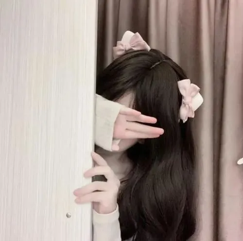 Mỹ nhân nằm nghiêng tay che miệng, tóc nâu dài, mặc váy trắng mỏng trong ánh sáng dịu.