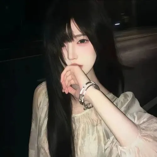 Gái đẹp đưa tay lên cằm che miệng trong váy trắng nhẹ nhàng, tóc dài buông xõa, nền phòng ấm áp với ánh sáng tự nhiên thanh thoát.