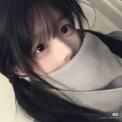 Mỹ nhân quàng khăn xám cao che miệng, mái tóc đen dài óng ả, ánh mắt to tròn nhìn thẳng, outfit tối giản đầy cuốn hút.