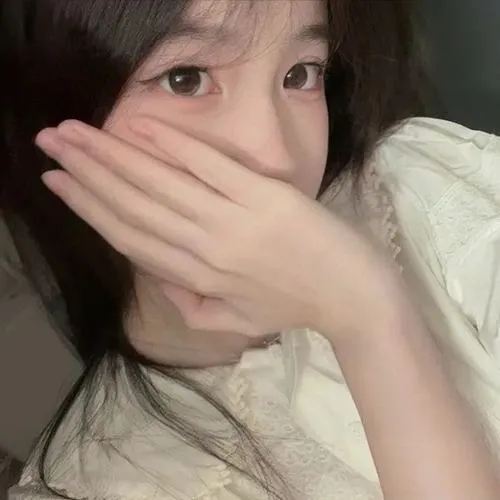 Gái xinh che miệng bằng bàn tay có nail hồng, tóc nâu dài xõa vai, mặc áo tối màu chụp ngoài trời đêm mong manh.