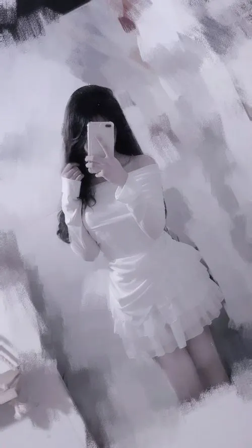 Thiếu nữ mặc váy trắng ngắn bồng bềnh tóc bay nhẹ giữa khói trắng cầm điện thoại giấu mặt ngọt ngào.