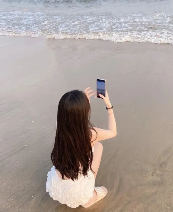 Anh gai di bien che mat 12