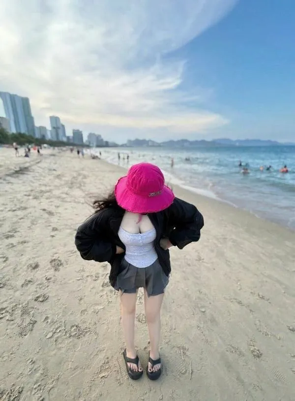 Anh gai di bien che mat 22