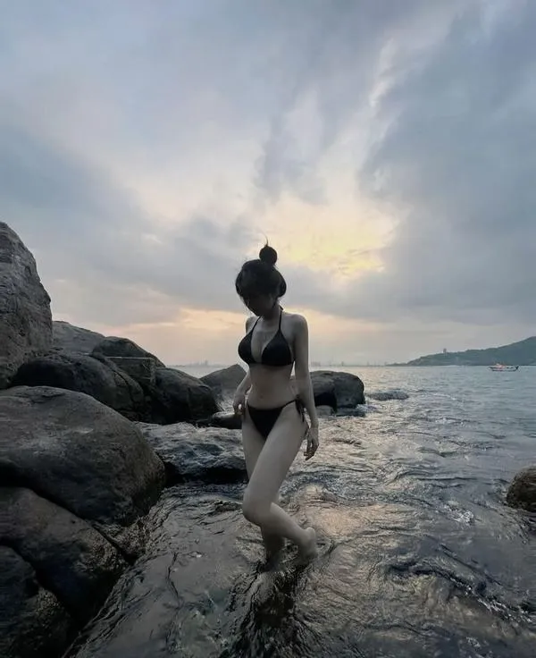 Anh gai di bien che mat 25