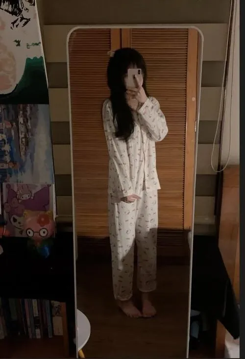 Mặc áo trắng tóc dài trong phòng ngủ cầm điện thoại sticker giấu mặt dịu dàng.