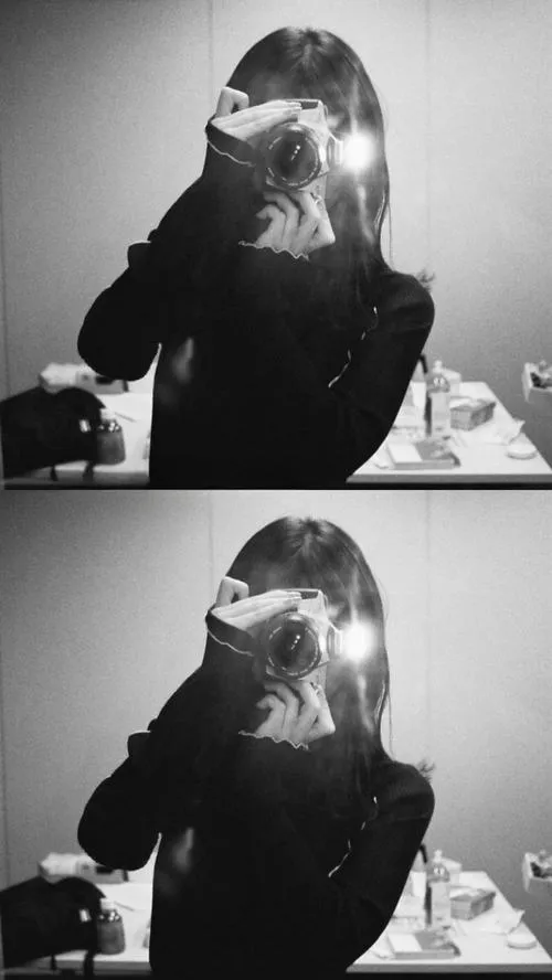 Hình gái đẹp che diện mạo đen trắng tóc dài nghiêng người dùng điện thoại che nửa mặt đầy cuốn hút.