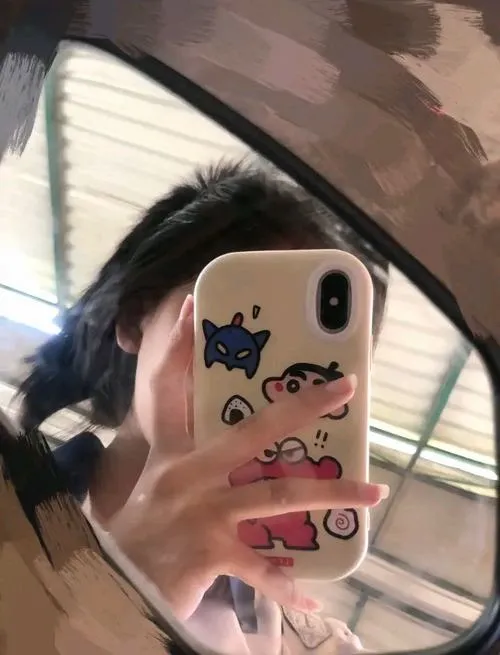 Ngồi trong xe hơi tóc dài áo trắng crop dùng điện thoại vàng che mặt tự nhiên.