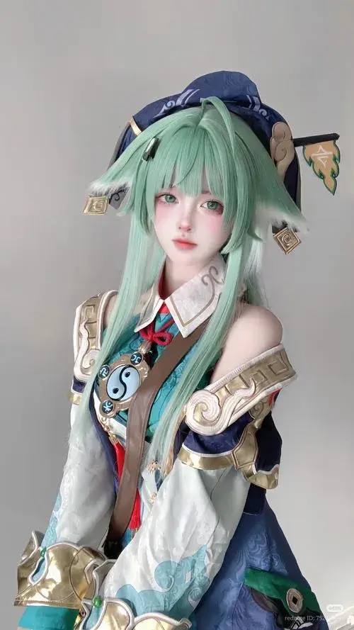 Ảnh gái xinh cosplay Liên Quân với tóc xanh bạc hà, trang phục xanh trắng nhiều hoa văn và ánh mắt nhìn thẳng rất trong.