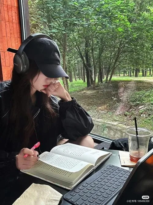 Cô nàng ngồi trong xe hơi đeo kính trắng khẩu trang che miệng áo thun trắng tóc dài xõa vai nhìn ra cửa kính nhẹ nhàng.