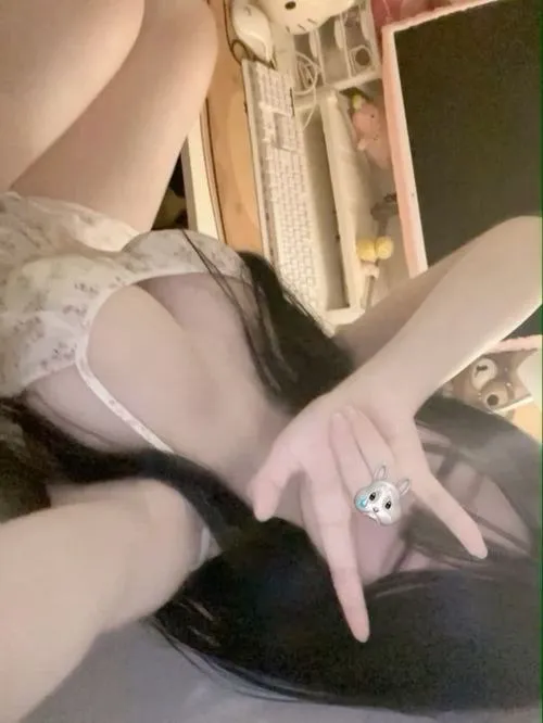 Cô nàng mặc đồ lót ren be nằm nghiêng trên giường vuốt ve da bụng mướt mát đầy ma mị.