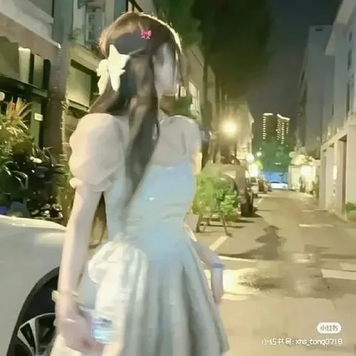 Ảnh gái xinh dùng tay che miệng nhìn camera, tóc đen dài mái ngố, áo trắng ren nhẹ nhàng.