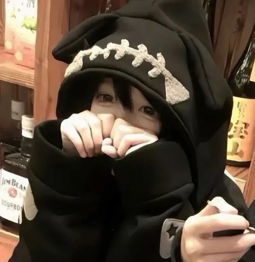 Mỹ nhân che mặt bằng gối lông trắng, tóc đen dài, mặc váy trắng nằm nghiêng.