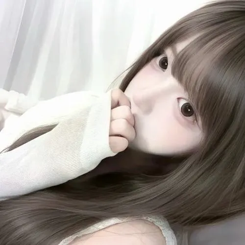 Ảnh gái xinh dùng ngón tay che miệng trong áo len, tóc nâu dài, ánh mắt nhìn nghiêng.