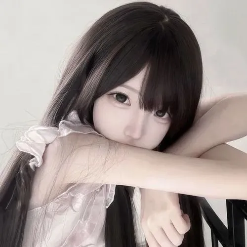 Hot girl che mặt bằng tay trong trang phục trắng, tóc đen dài mái bằng, ngồi trên sàn.